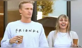 Miley Cyrus y Cody Simpson se lucen cariñosos en playa de Malibú