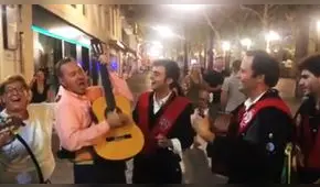 Tras ser repudiado en Hollywood, Kevin Spacey canta “La bamba” con tuna de Sevilla