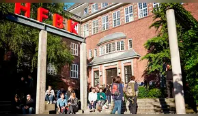 Universidad alemana ofrece becas de 1 900 dólares por “no hacer nada” 