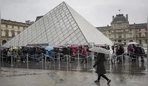 Francia: Museo del Louvre reabre sus puertas tras el ataque terrorista contra unos militares