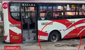 Carabayllo: enormes forados en pista causan hundimiento de bus [VIDEO]