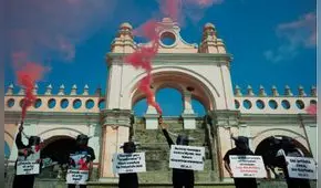 Grupos antitaurinos protestan contra las corridas de toros en Plaza de Acho: “Son torturados”