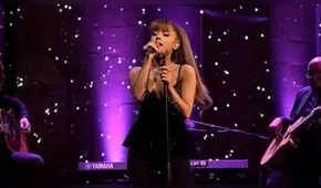 Ariana Grande sufre caída en pleno concierto y reacciona de manera graciosa ante el público