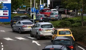 ¿Por qué hay largas colas para comprar gasolina en Reino Unido?