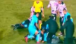 Jugador del Real Garcilaso choca contra un rival y termina convulsionando [VIDEO]