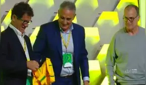 Marcelo Bielsa se negó a posar con la camiseta de Brasil [VIDEO]