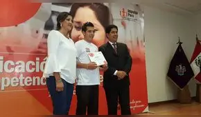 Ministro de Trabajo entrega certificados laborales en Arequipa