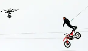 El asombroso salto de Tom Cruise al vacío en una moto durante la filmación de Misión imposible 7 [VIDEO]