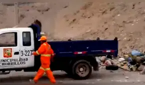 Chorrillos: captan a vehículo municipal arrojando basura en la playa La Herradura [VIDEO]
