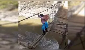 Pobladores arriesgan su vida al cruzar creciente río por una cuerda [VIDEO]
