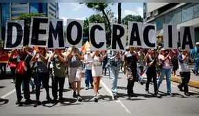 Gobierno peruano no descarta evacuar a compatriotas de Venezuela