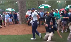 Tiger Woods cerca de sufrir dolorosa lesión por terrible blooper de miembro de seguridad [VIDEO]