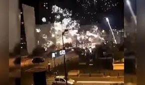 Francia: el momento en que una comisaría es atacada por decenas de personas con fuegos artificiales [VIDEO]