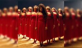 Camilia Cabello le muestra su respeto a Emilia Clarke y se arrodilla ante ella 