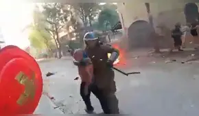 Carabineros agreden violentamente a hombre durante marcha por el Día de la Mujer [VIDEO]