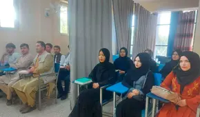 Talibanes excluyeron a mujeres de universidades por “no respetar el código de vestimenta”