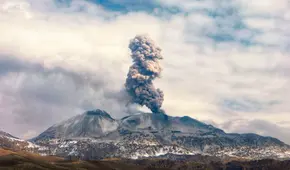 Volcán Sabancaya registra 33 explosiones durante las últimas 24 horas en Arequipa
