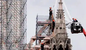 Las manos que trabajan en el rescate de Notre Dame