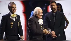 Vicente Fernández alborota los Latin Grammy al reaparecer junto a su clan