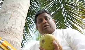 Ministro de Sri Lanka ofrece una rueda de prensa subido a una palmera [VIDEO]