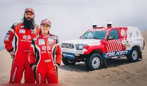 Fernanda Kanno y Alonso Carrillo detienen su ruta para ayudar a motero perdido en Dakar 2020 