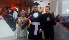 Hombre con Parkinson se gradúa a los 63 años y recibe diploma de la mano de su madre de 84 