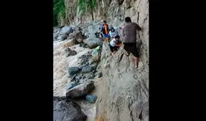 Huaicos en Perú: pobladores de Incahuasi arriesgan sus vidas para buscar alimentos y medicinas [VIDEO]