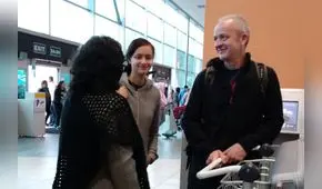 Jovencita captada por falso gurú volvió a España con su padre y su bebé