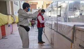En mercado San Camilo de Arequipa colocan micas para mantener distanciamiento