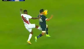 ¿Merecía roja? Carlos Ascues recibió tarjeta amarilla tras una falta que casi termina en penal