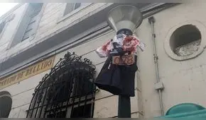 Alarma en colegio por exposición de uniformes manchados de rojo [VIDEO]
