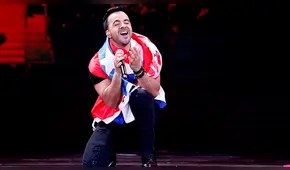 Luis Fonsi reacciona así a provocador cartel de fan [VIDEO]