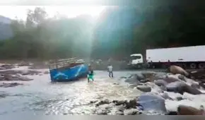 Pobladores se exponen al peligro al intentar llegar a distrito afectado por huaico en Cusco [VIDEO]