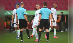 Jugadores del Wolfsburgo saludan a árbitros con los pies tras triunfo sobre Augsburgo [VIDEO]