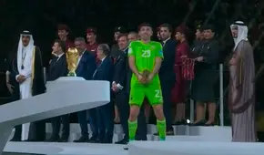‘Dibu’ Martínez realizó peculiar celebración tras recibir el guante de oro