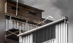 Dueño de stand fue multado por municipio y por eso llevó a trabajadores a contenedor