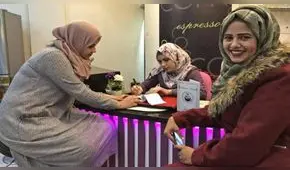 Contra la tradición: joven abre cafetería solo para mujeres en Gaza