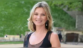 Kate Moss dejó notar sus senos mientras volaba en helicóptero