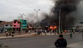 Madre de Jefferson Farfán acude a lugar del incendio en Villa El Salvador para dejar donativos