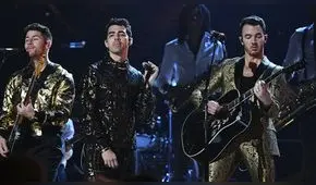 Nick Jonas bromea ante críticas por cantar en los Grammy con los dientes sucios