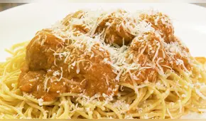 Tallarines con albóndigas