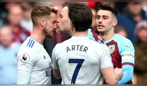 Día del beso: Jugador es amonestado por darle un 'piquito' a su rival [VIDEO]