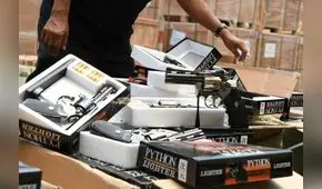 Incautan más de 1.000 réplicas de revólver en puerto del Callao