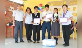 Estudiantes y padres de familia recibieron premios por su puntualidad a ceremonia