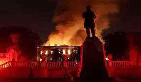 Incendio de gran magnitud arrasa el Museo Nacional de Brasil
