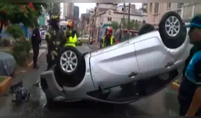 Jesús María: Sujetos salvan de morir tras impactar auto contra un muro [VIDEO]