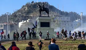 Manifestantes se enfrentan a Carabineros durante el plebiscito en Chile [VIDEO]