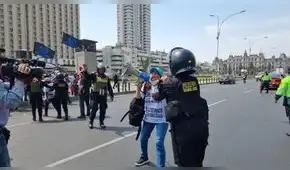 Miembros de La Resistencia acosan e insultan a misión de la OEA a su salida del Poder Judicial