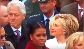 La reacción de Hillary Clinton al pillar a su esposo Bill mirando a ¿Melania Trump? | VIDEO