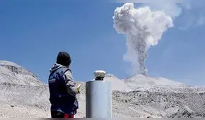 Por erupción del volcán Sabancaya alcalde pide ayuda para Caylloma